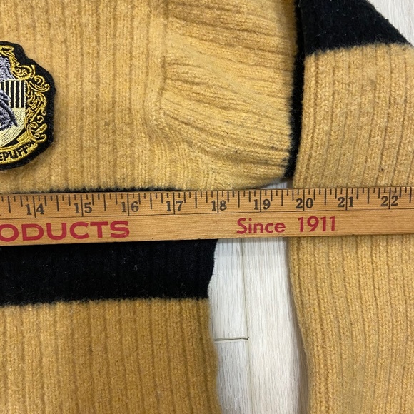 New Warner Bros. STUDIO HARRY POTTER HUFFLEPUFF QUIDDITCH Brown SWEATER XL - Picture 13 of 13